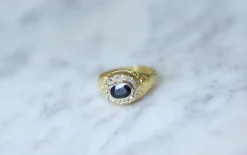 Bague dôme saphir entourage diamants