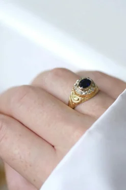 Bague dôme saphir entourage diamants
