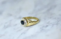 Bague dôme saphir entourage diamants