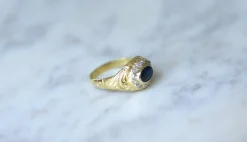 Bague dôme saphir entourage diamants