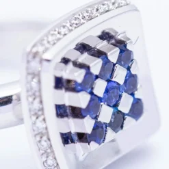 Bague d'or avec des diamants et des saphirs