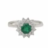 Bague double entourage en or blanc, émeraude 0.64ct et diamants