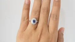 Bague double entourage en or blanc, saphir et diamants