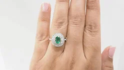 Bague double entourage en or bicolore, émeraude ovale et diamants