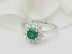 Bague double entourage en or blanc, émeraude 0.64ct et diamants