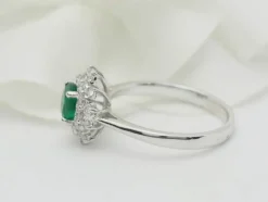 Bague double entourage en or blanc, émeraude 0.64ct et diamants