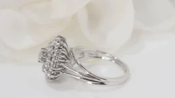 Bague double entourage en or blanc et diamants
