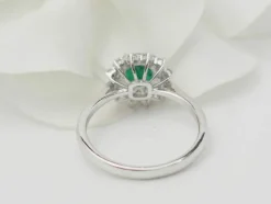 Bague double entourage en or blanc, émeraude 0.64ct et diamants