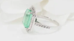 Bague double entourage en or blanc, émeraude de Colombie certifiée et diamants