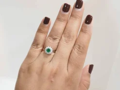 Bague double entourage en or blanc, émeraude 0.64ct et diamants
