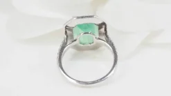 Bague double entourage en or blanc, émeraude de Colombie certifiée et diamants