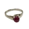 Bague d'époque contemporaine en or blanc avec rubis