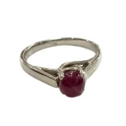 Bague d'époque contemporaine en or blanc avec rubis