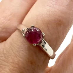Bague d'époque contemporaine en or blanc avec rubis