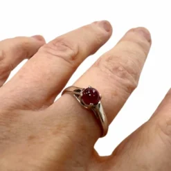 Bague d'époque contemporaine en or blanc avec rubis