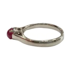 Bague d'époque contemporaine en or blanc avec rubis