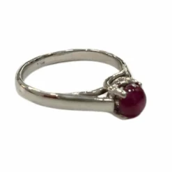 Bague d'époque contemporaine en or blanc avec rubis