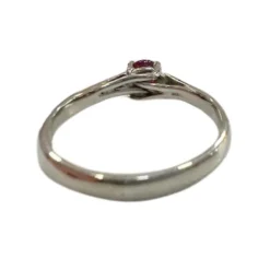 Bague d'époque contemporaine en or blanc avec rubis