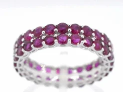 Bague d'éternité double en or blanc avec rubis