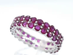 Bague d'éternité double en or blanc avec rubis