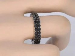Bague d'éternité en or blanc avec diamants noirs