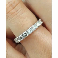 Bague d'éternité en or blanc avec diamants