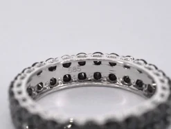 Bague d'éternité en or blanc avec diamants noirs