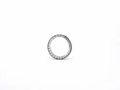 Bague d'éternité en or blanc avec diamants noirs