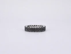 Bague d'éternité en or blanc avec diamants noirs