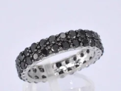 Bague d'éternité en or blanc avec diamants noirs