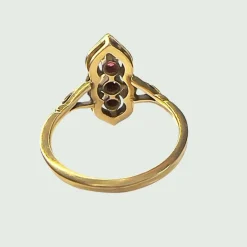 BAGUE DU DÉBUT DU XXE SIÈCLE (1900) EN OR 18 KT AVEC DIAMANTS ET RUBIS