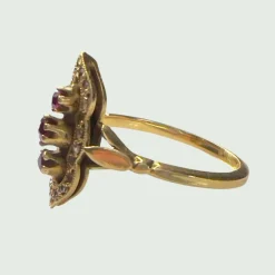 BAGUE DU DÉBUT DU XXE SIÈCLE (1900) EN OR 18 KT AVEC DIAMANTS ET RUBIS
