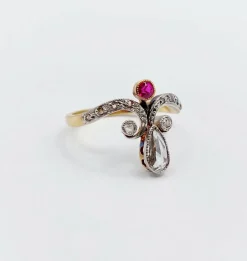 Bague duchesse antique or, diamant poire, rubis et diamant