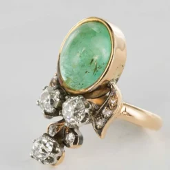 Bague duchesse émeraude cabochon et diamants