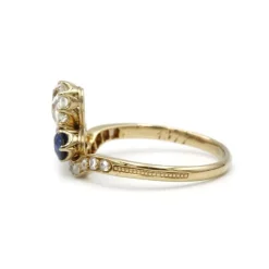 Bague duchesse XIXème - Or jaune, diamants, rubis et saphir.