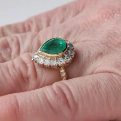 BAGUE EMERAUDE ENTOURAGE DIAMANTS OR JAUNE 18K