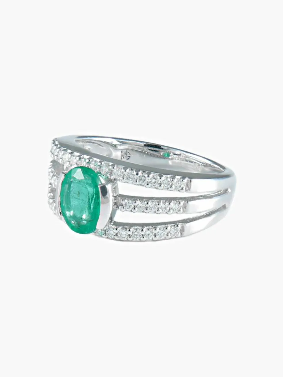 Bague Emeraude ovale Diamants