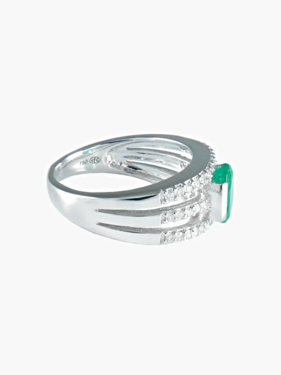 Bague Emeraude ovale Diamants