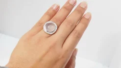 Bague en blanc, quartz rose et diamants
