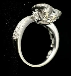 Bague en forme de coeur or blanc diamants