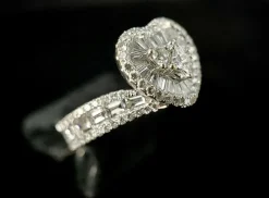Bague en forme de coeur or blanc diamants