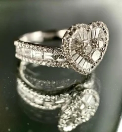 Bague en forme de coeur or blanc diamants