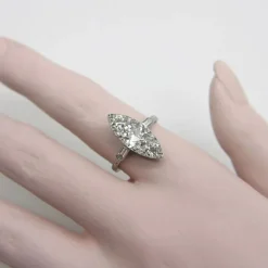 Bague en forme de navette en diamant de taille européenne ancienne en platine édouardienne