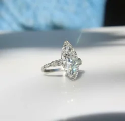 Bague en forme de navette en diamant de taille européenne ancienne en platine édouardienne