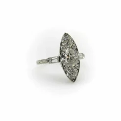 Bague en forme de navette en diamant de taille européenne ancienne en platine édouardienne