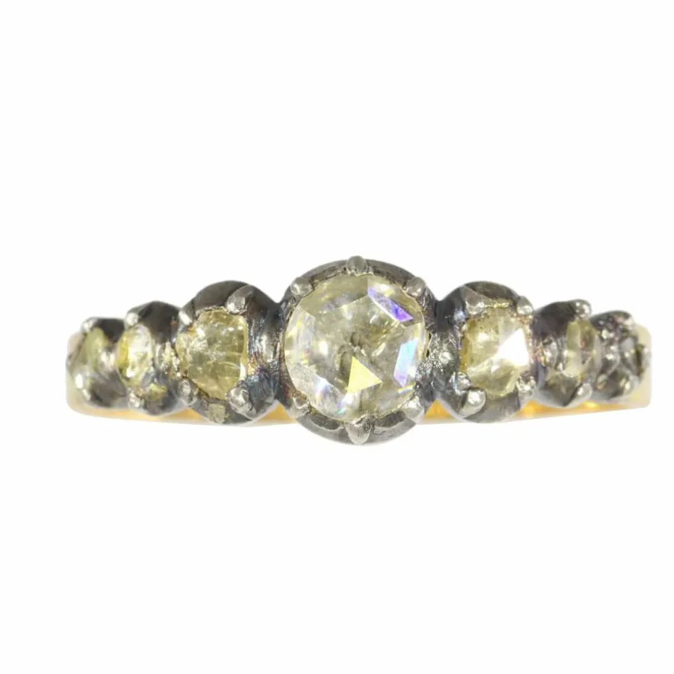 Bague en ligne avec diamants