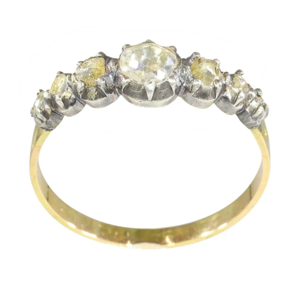 Bague en ligne avec diamants
