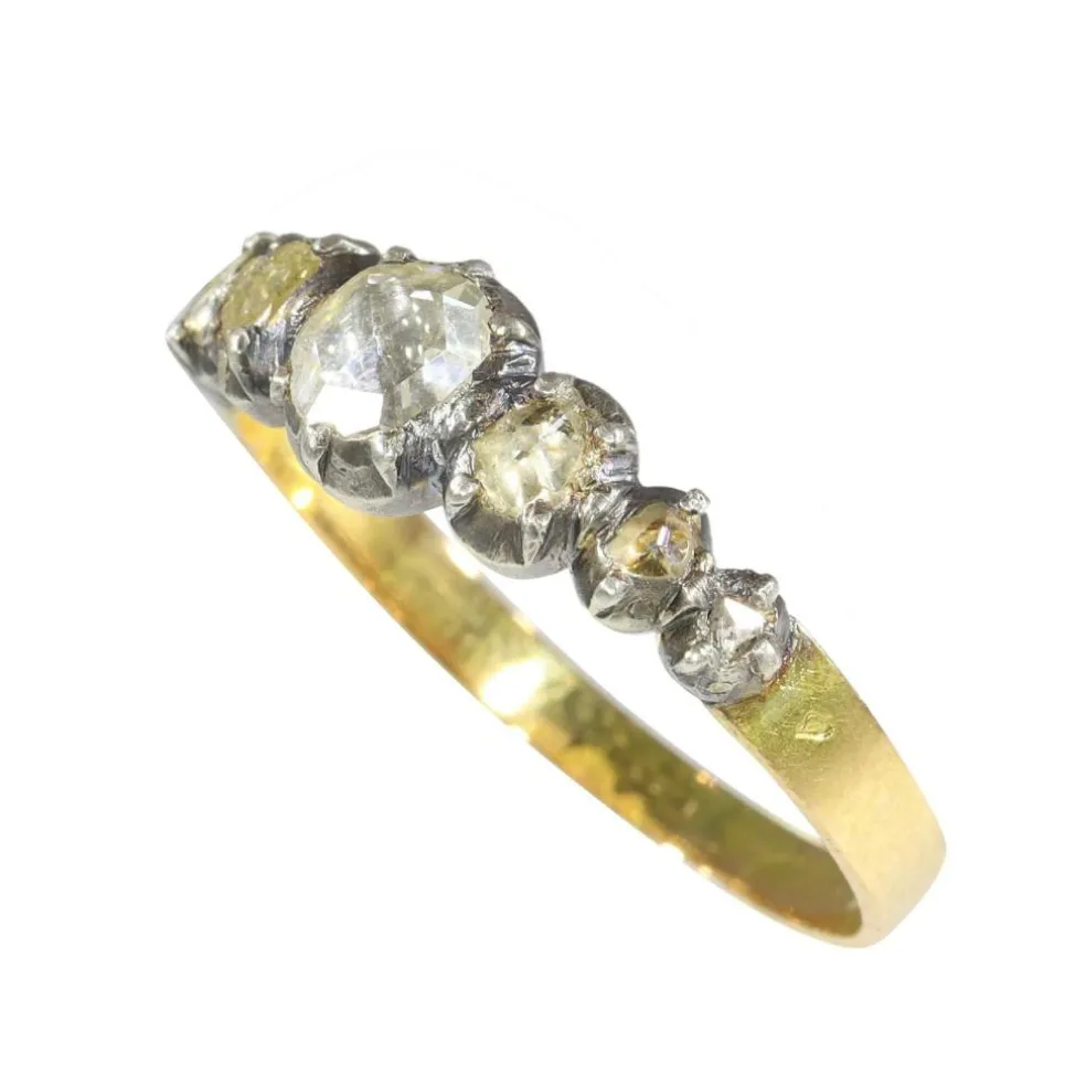 Bague en ligne avec diamants