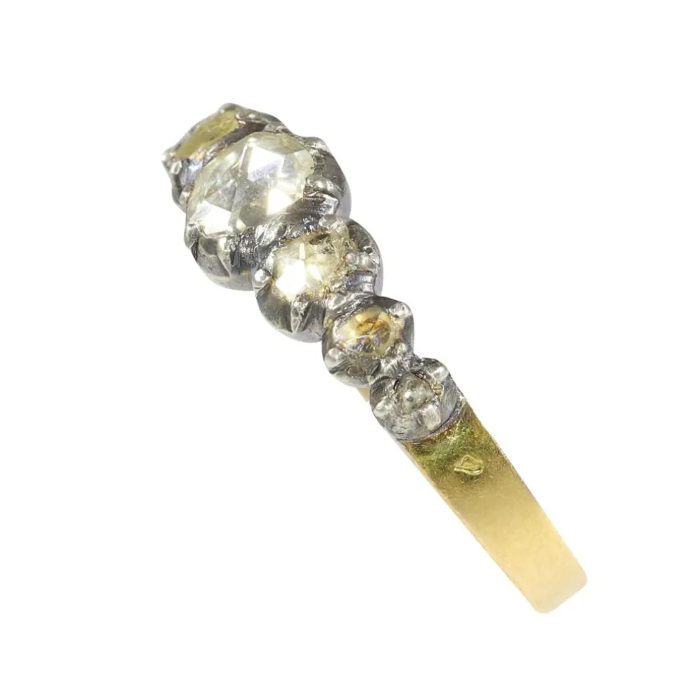 Bague en ligne avec diamants