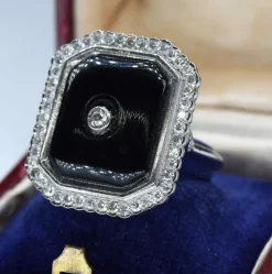 Bague en onyx et diamant taillé à la main
